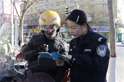 12月3日，西吉縣禁毒辦組織禁毒志愿者來(lái)到金三角廣場(chǎng)，向群眾發(fā)放宣傳資料，用通俗易懂的語(yǔ)言詳細(xì)介紹麻精藥品、新精神活性物質(zhì)等新型毒品的危害。
    本報(bào)通訊員 季登飛 張夢(mèng)瑤 攝