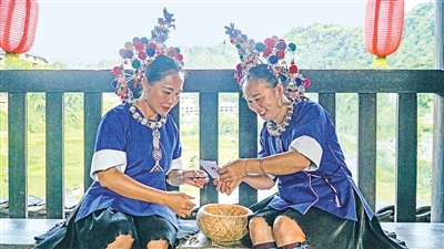     程陽橋上，侗族婦女在展示制作侗族刺繡產(chǎn)品。繡品圖案精美、色彩艷麗，成為當(dāng)?shù)靥厣a(chǎn)業(yè)。