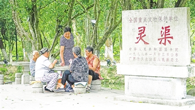     靈渠位于廣西壯族自治區(qū)桂林市興安縣，全長36.4公里，是連接長江流域和珠江流域的一條古代運(yùn)河。水清岸綠渠暢景美，每年吸引游客100多萬人次。